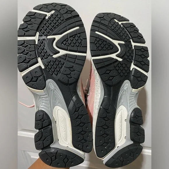 New Balance Quartz Pink Sneakers (New Balance 2002R) 6Y/7.5 Women's - Picture 4 of 9